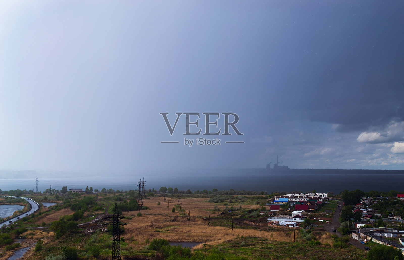 大雨袭击了湖泊及周边地区照片摄影图片