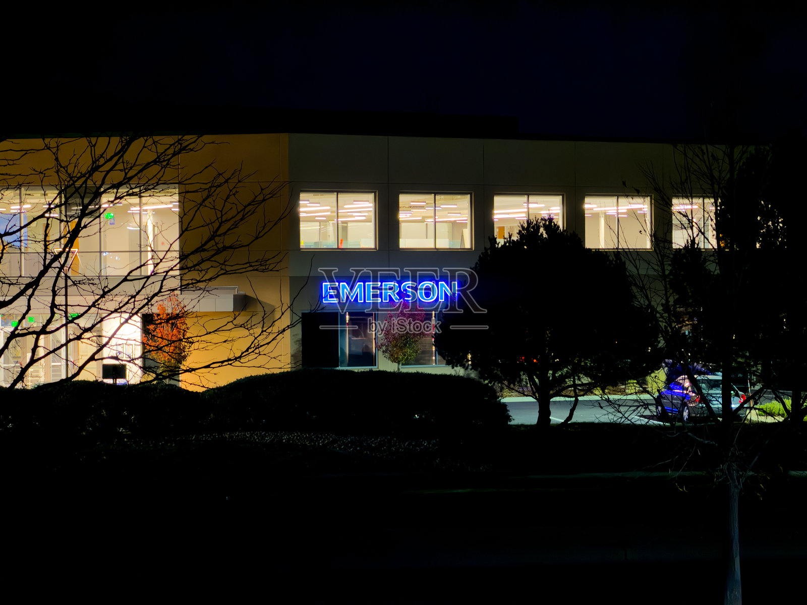 夜晚，科罗拉多州博尔德市，埃默森写字楼的霓虹灯招牌闪耀着光芒照片摄影图片