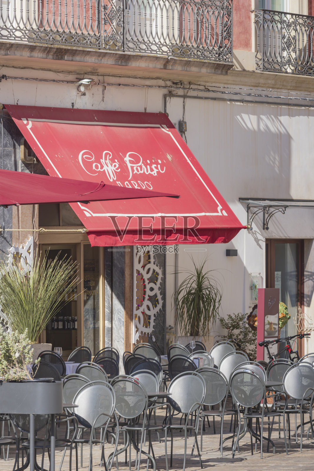 意大利南部纳尔多村庄安东尼奥·萨兰德拉广场上的咖啡馆露台照片摄影图片