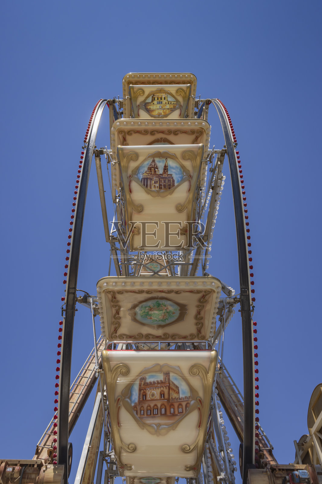 意大利南部滨海度假胜地波尔图切萨雷奥游乐园里装饰过的摩天轮照片摄影图片