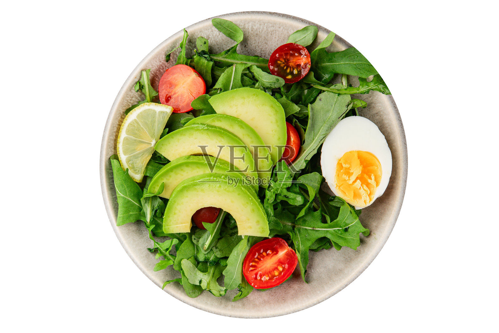 牛油果芝麻菜沙拉，配有鸡蛋、番茄、混合蔬菜，这道美味的美味佳肴背景桌面，乡村风格，俯视，留有复制空间，适合生酮和旧石器饮食，素食照片摄影图片