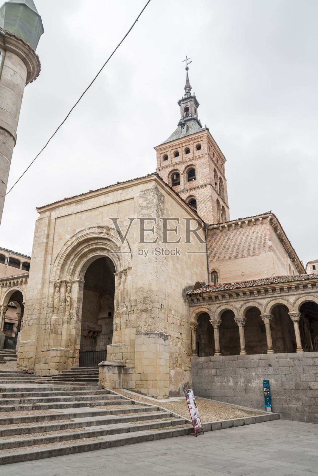 西班牙卡斯蒂利亚-莱昂塞戈维亚的罗马式圣马丁教堂。照片摄影图片