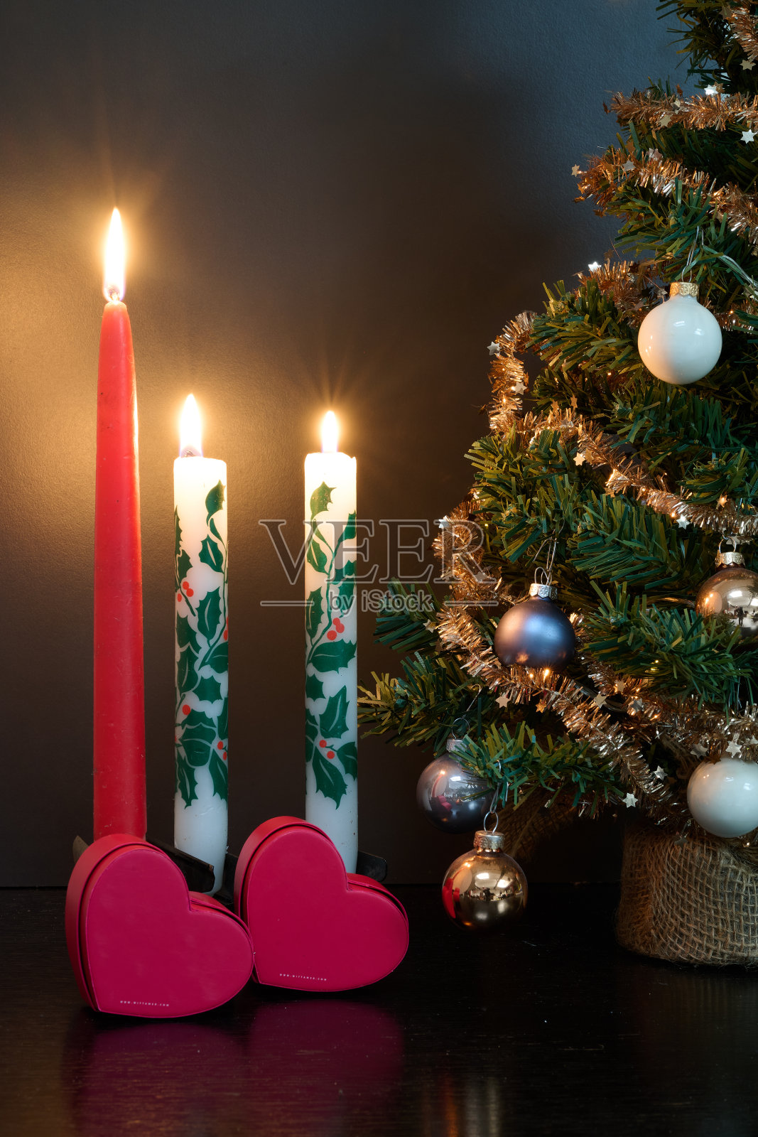 小圣诞树和圣诞蜡烛照片摄影图片