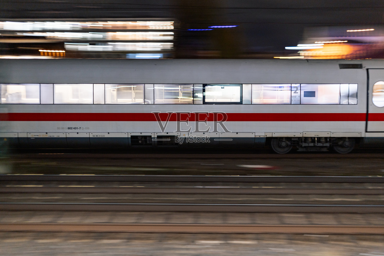 德国高速列车ICE夜间驶过柏林轨道照片摄影图片