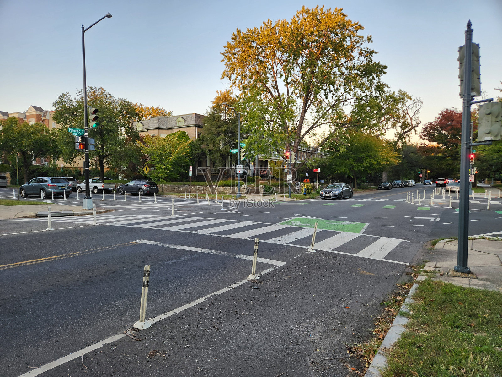 华盛顿特区，路缘石分隔的街区街道照片摄影图片