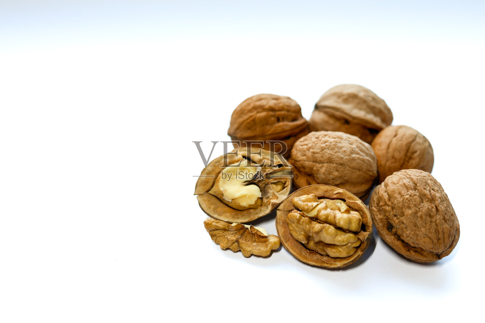 白色背景上的整颗和去壳核桃照片摄影图片