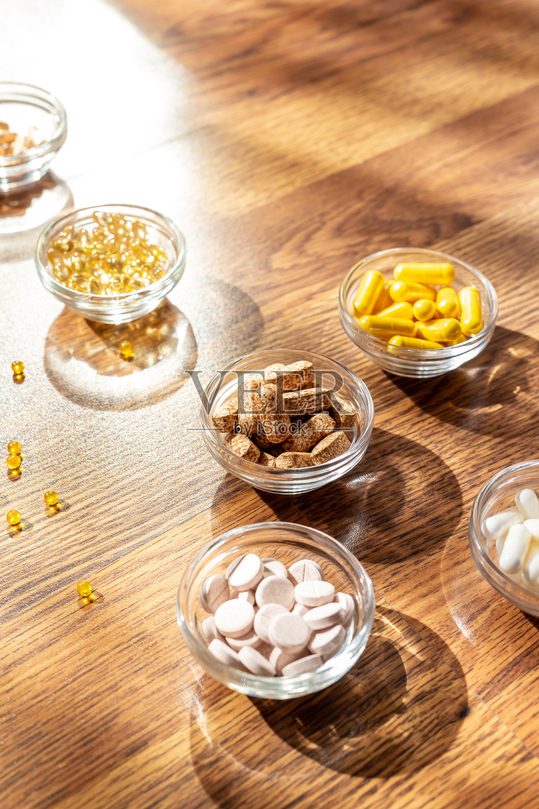 有机膳食补充剂、矿物质和维生素，用于保护免疫系统。多种药丸、片剂、胶囊。健康的生活方式。照片摄影图片