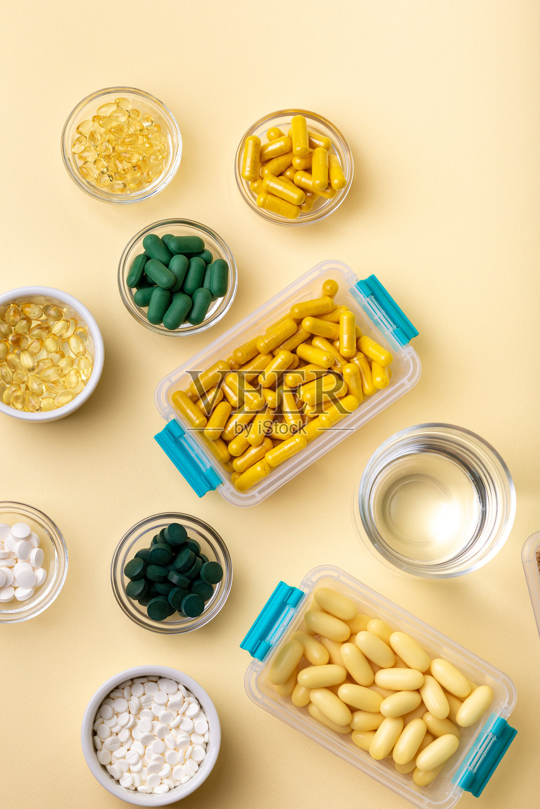 各种营养补充剂、维生素和矿物质装在小容器里照片摄影图片