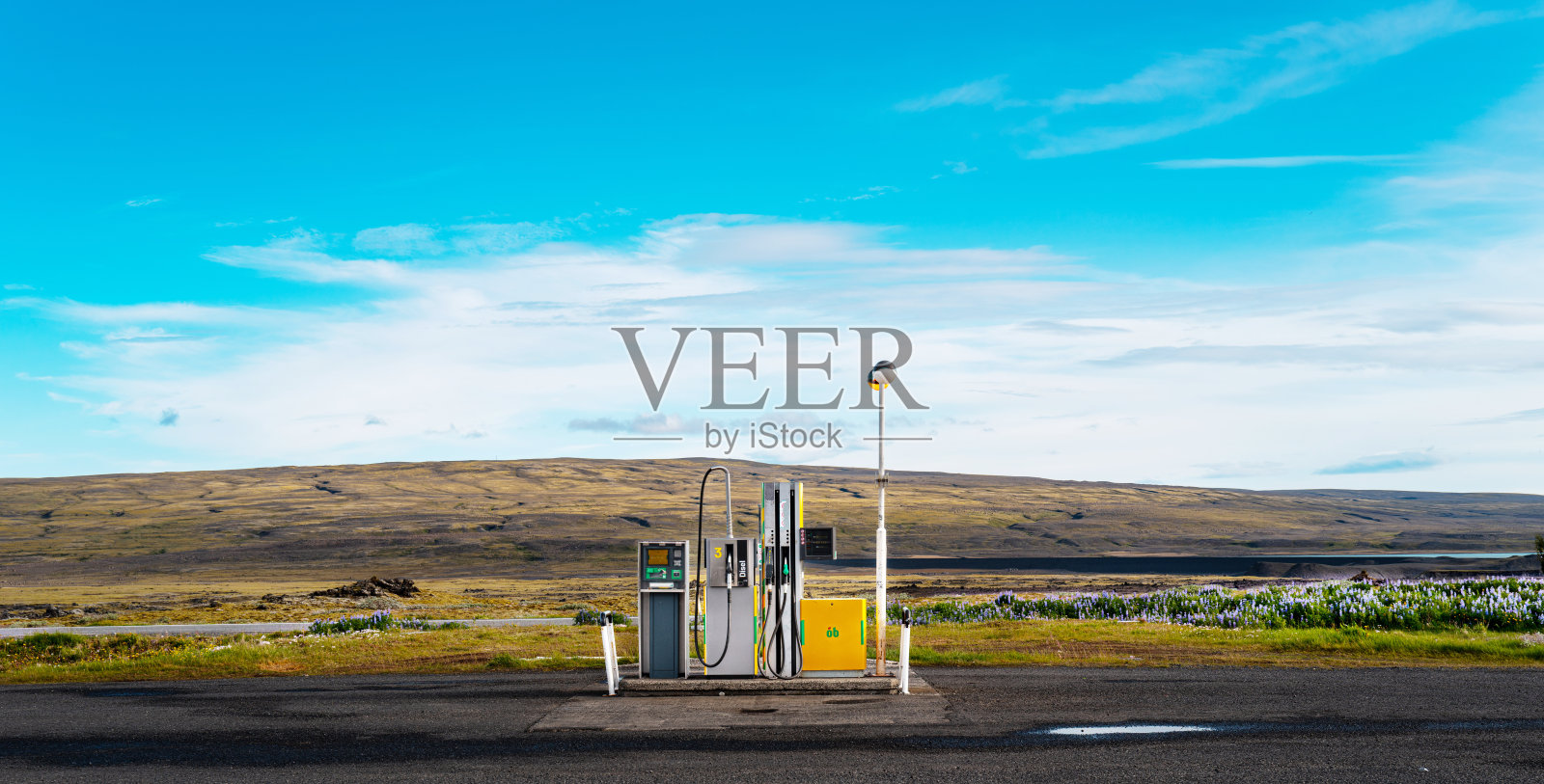 冰岛旅行：高地上的OB加油站照片摄影图片