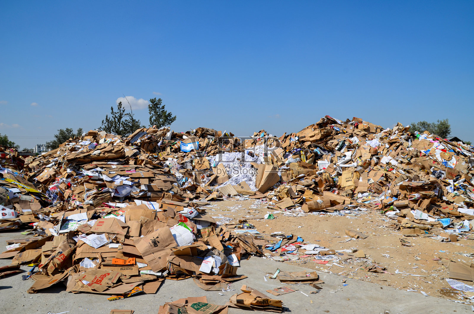 堆积如山的纸板和纸质废料，准备回收照片摄影图片