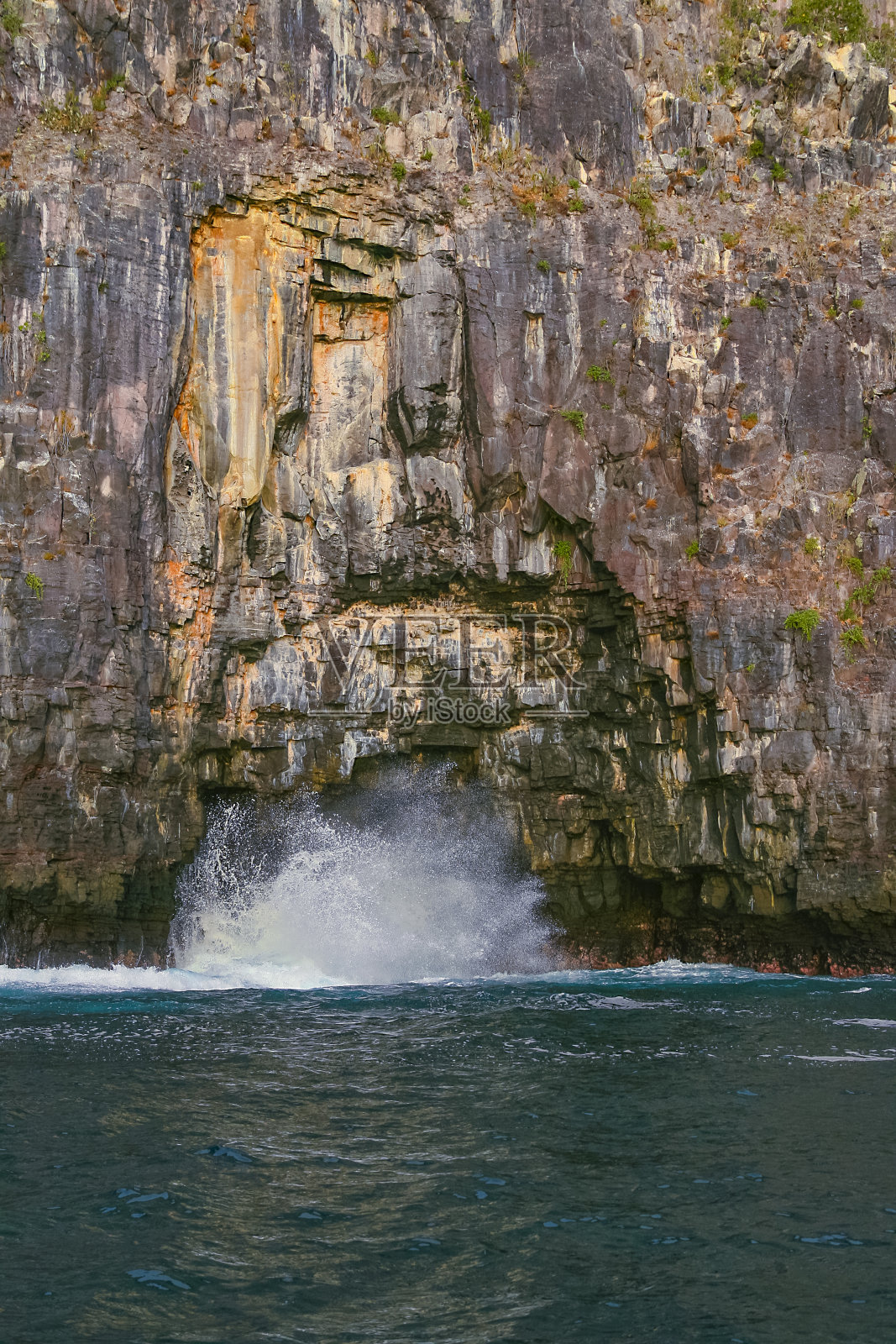 厄瓜多尔加拉帕戈斯群岛，联合国教科文组织世界遗产，加拉帕戈斯国家公园，狼岛海岸悬崖照片摄影图片