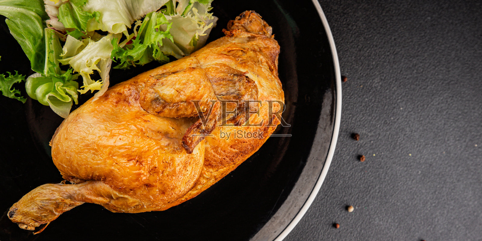 节日烤鸡，半只烤鸡，烧烤，美味小吃，新鲜美食，桌面上的美食背景，质朴风格，俯视角度，可留白照片摄影图片