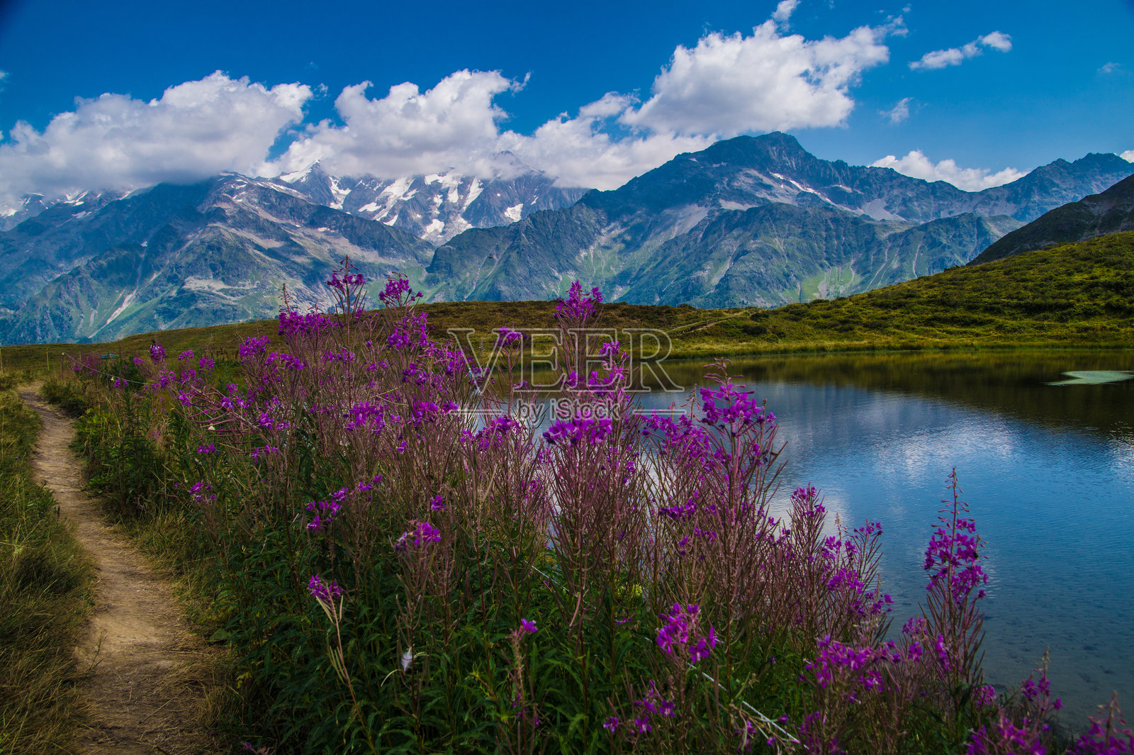 法国阿尔卑斯山夏季风光照片摄影图片