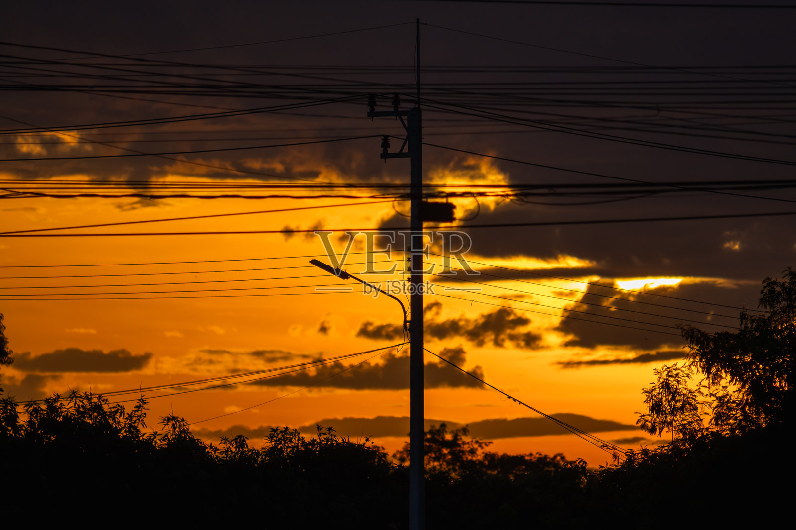 日落下的城市景观，晚霞，自然，宁静的氛围，剪影，景观照片摄影图片