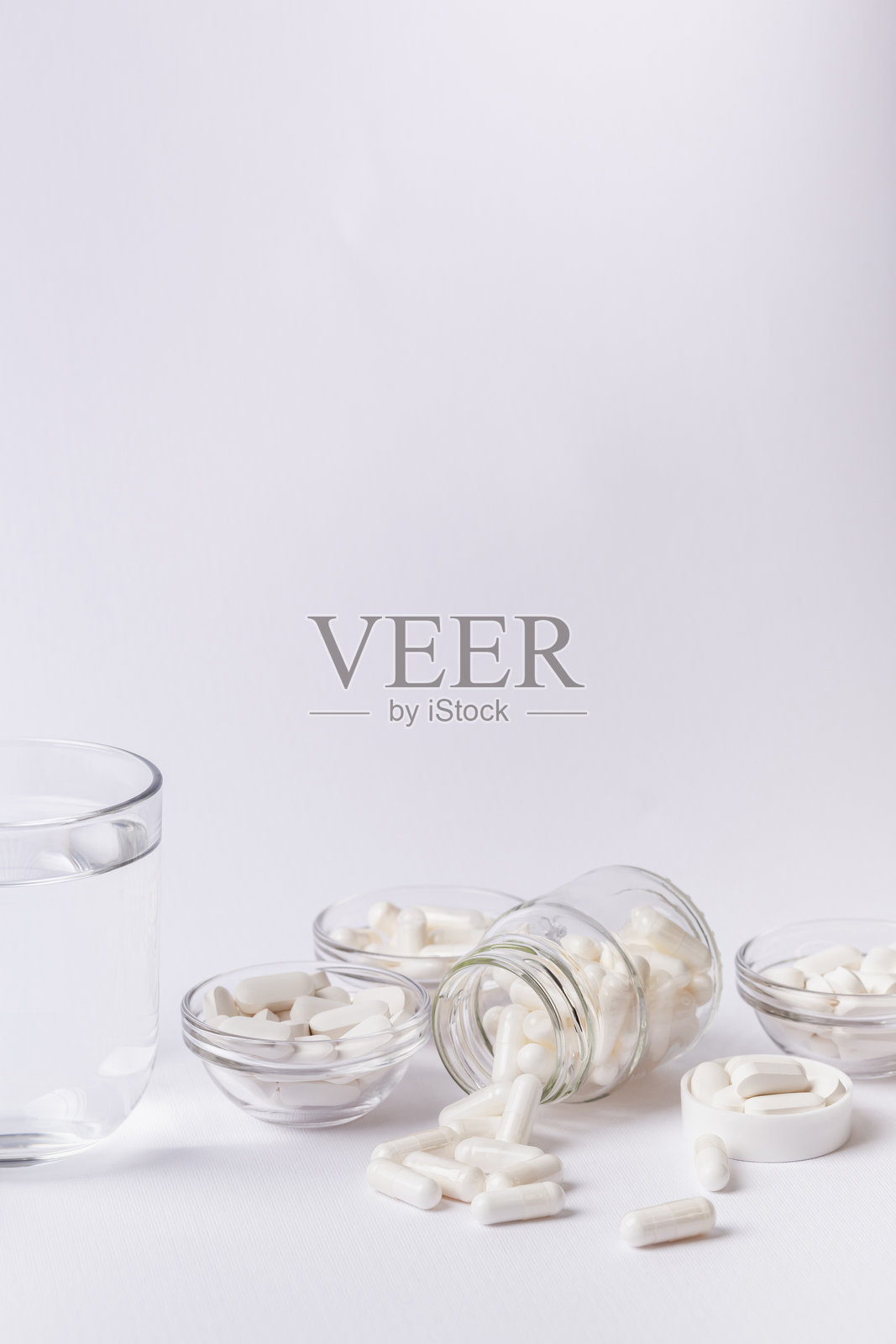 有机膳食补充剂、矿物质和维生素，用于保护免疫系统。多种药丸、片剂、胶囊。健康的生活方式。照片摄影图片