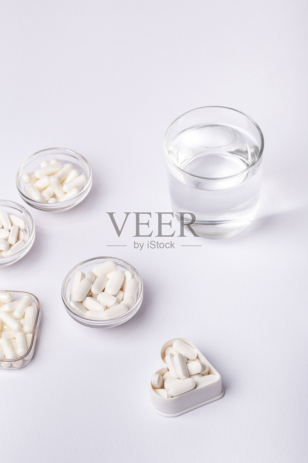 有机膳食补充剂、矿物质和维生素，用于保护免疫系统。多种药丸、片剂、胶囊。健康生活方式。照片摄影图片