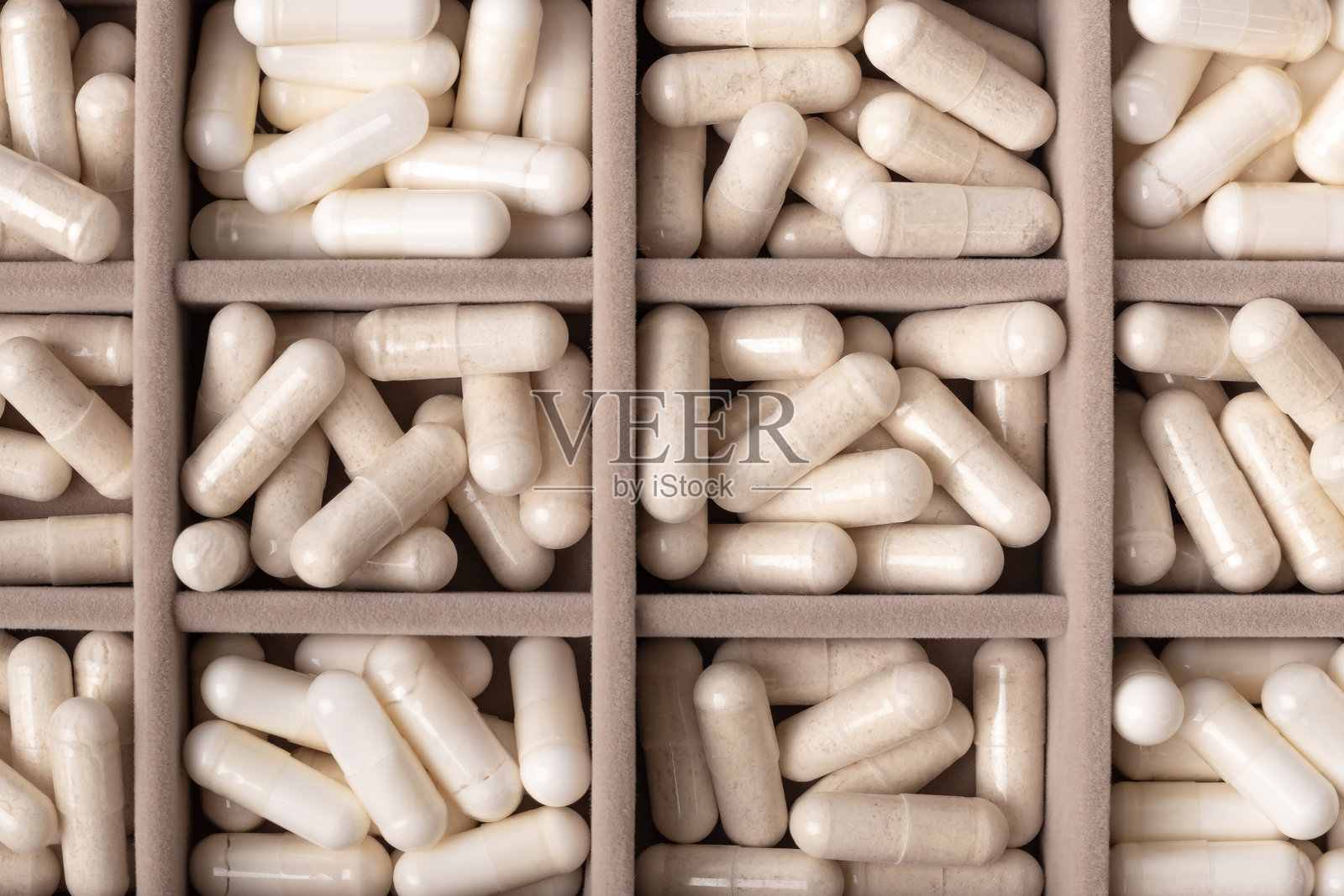 有机膳食补充剂、矿物质和维生素，用于保护免疫系统。多种药丸、药片、胶囊。健康生活方式。照片摄影图片