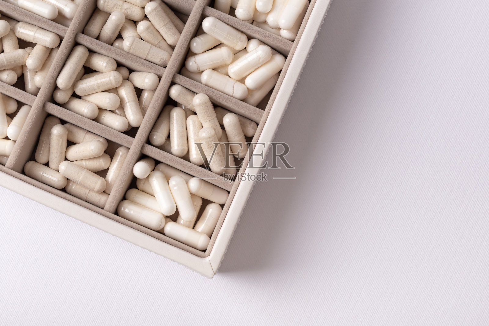 有机膳食补充剂、矿物质和维生素，用于保护免疫系统。多种药丸、片剂、胶囊。健康的生活方式。照片摄影图片