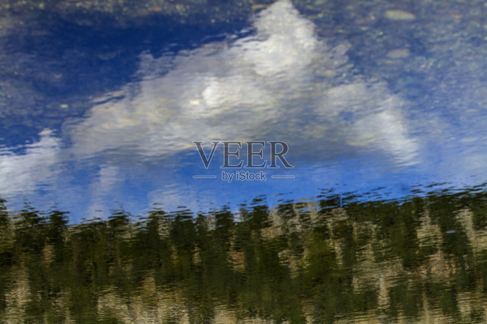 森林和天空在湖中的倒影照片摄影图片