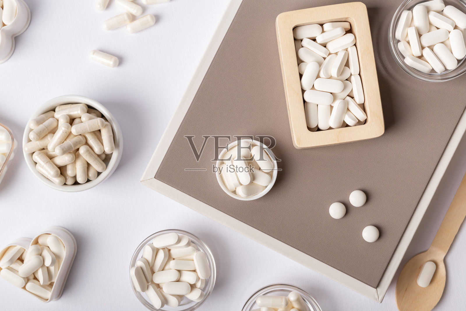 有机膳食补充剂、矿物质和维生素，用于保护免疫系统。多种药丸、片剂、胶囊。健康的生活方式。照片摄影图片