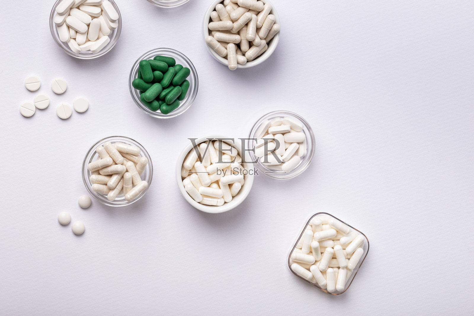 有机膳食补充剂，矿物质和维生素，可保护免疫系统。多种药丸、片剂、胶囊。健康的生活方式。照片摄影图片