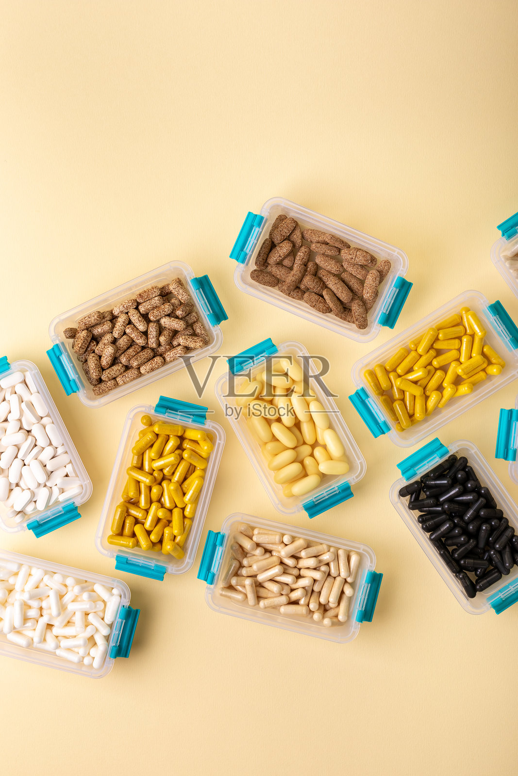 不同营养补充剂、维生素和矿物质分装在小容器中照片摄影图片