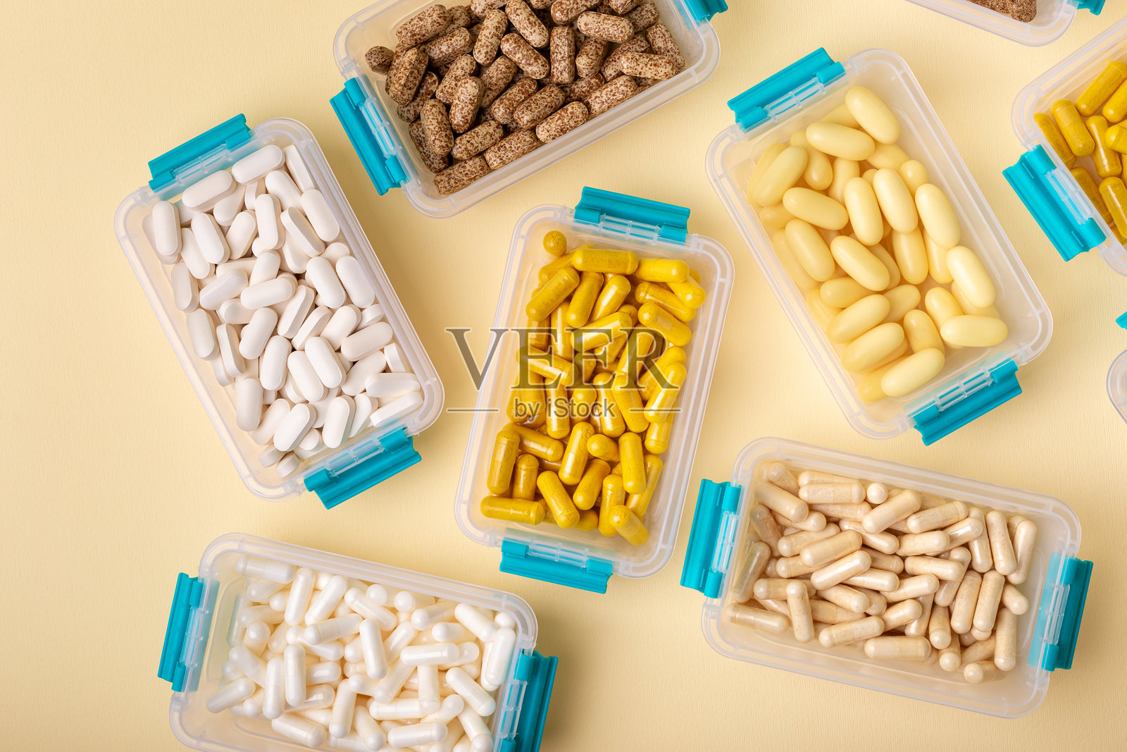 各种营养补充剂、维生素和矿物质装在小容器里照片摄影图片