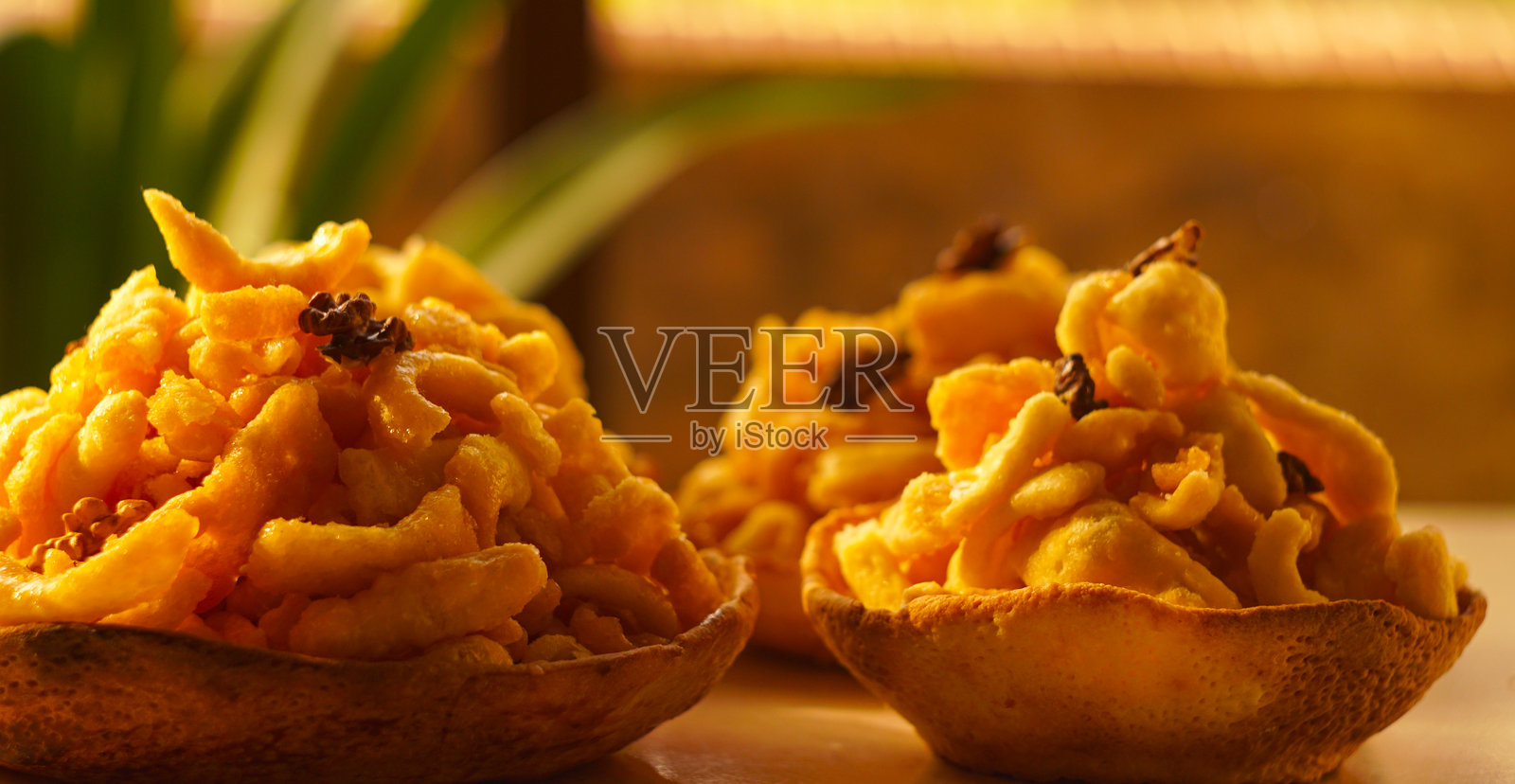 装在面包碗里的甜点心配坚果，斋月甜点照片摄影图片