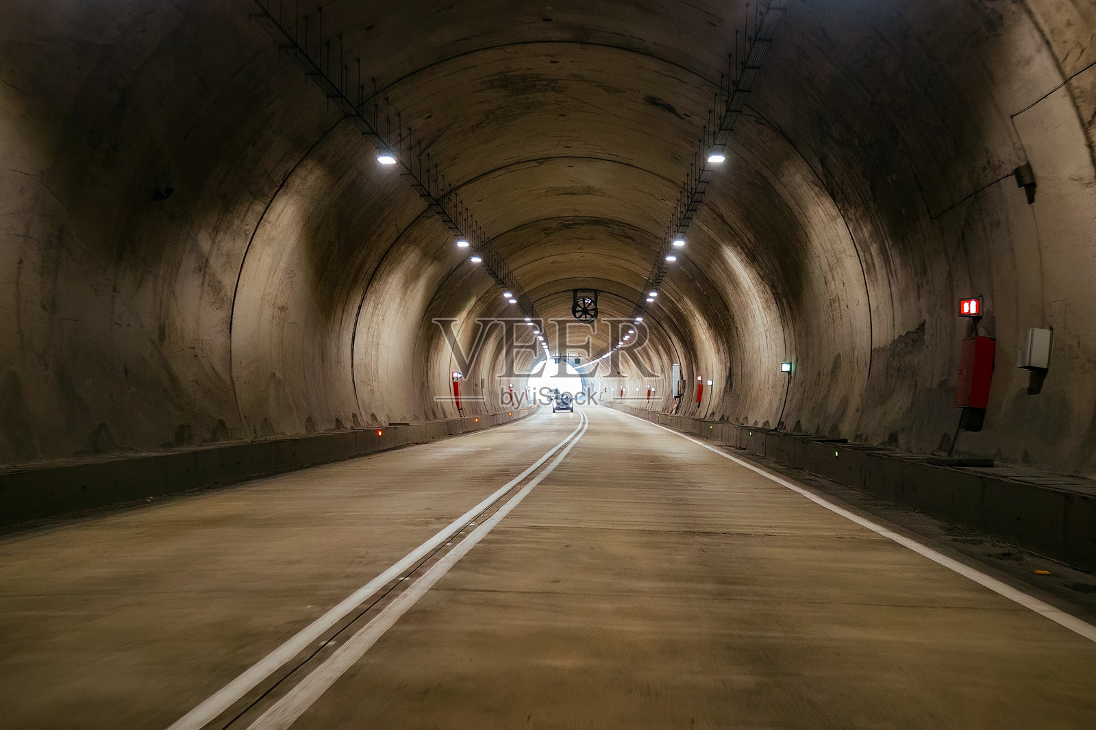 路灯照明的山区隧道照片摄影图片