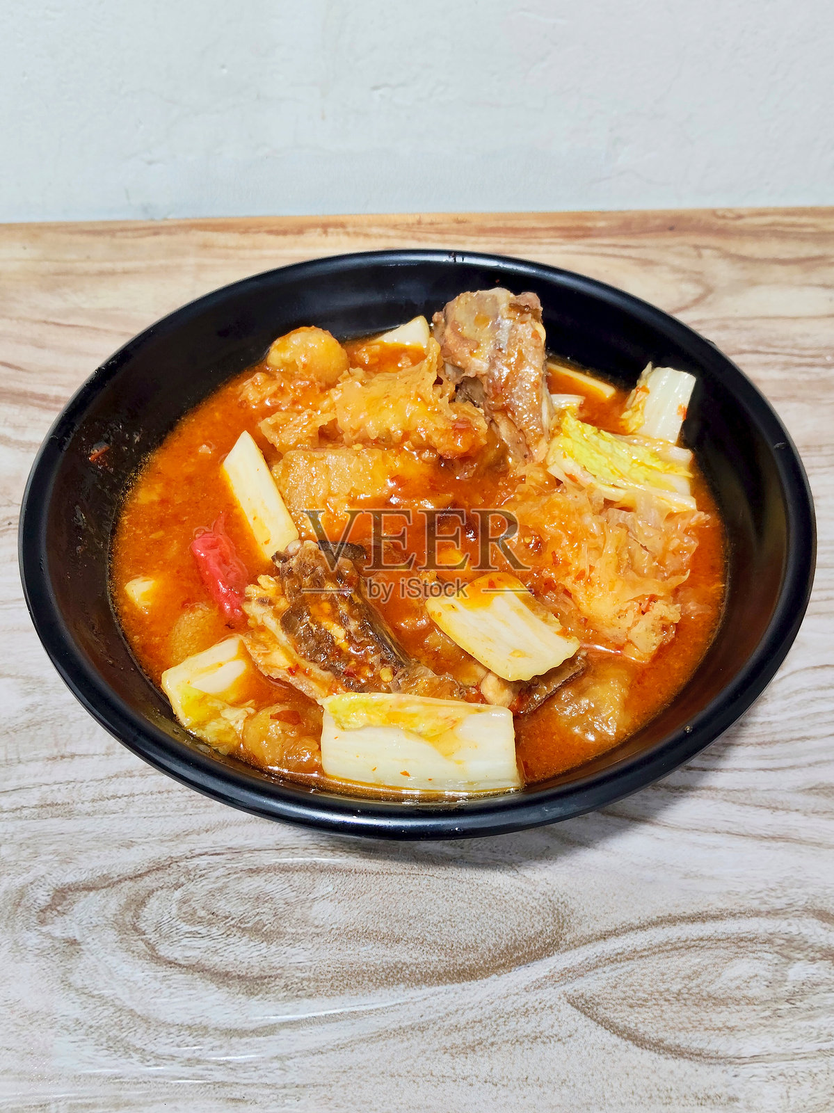 印尼风味香辣海鲜饼干面汤碗照片摄影图片