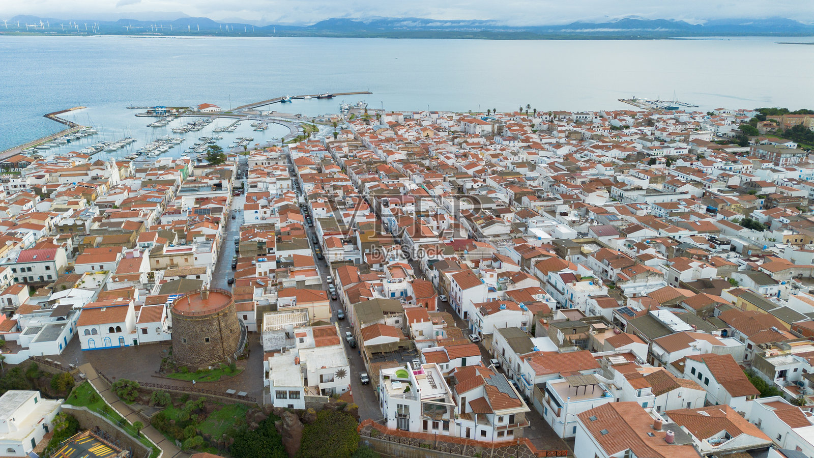 俯瞰卡拉塞塔，可见历史悠久的塔楼和海岸线。照片摄影图片