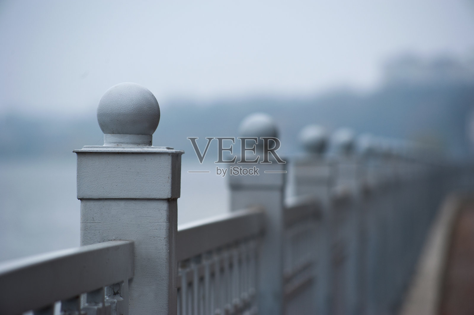 雾气笼罩下的湖泊，栏杆剪影若隐若现，阴天，焦点清晰照片摄影图片