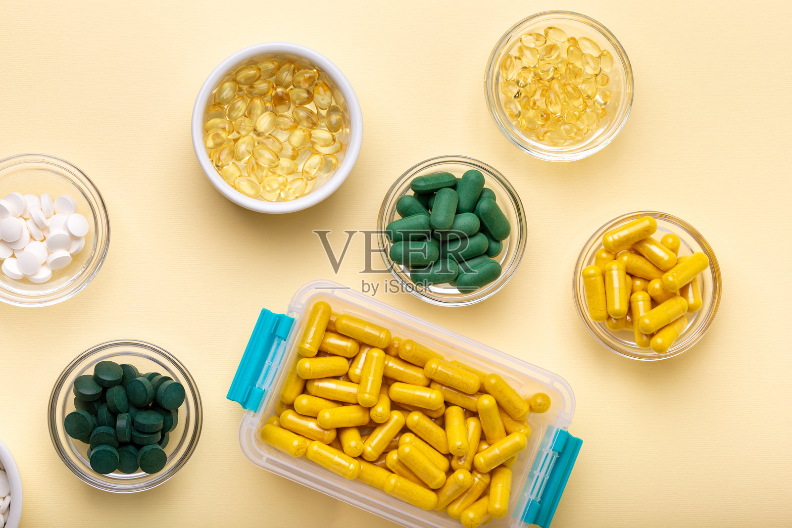 不同营养补充剂、维生素和矿物质装在小容器里照片摄影图片