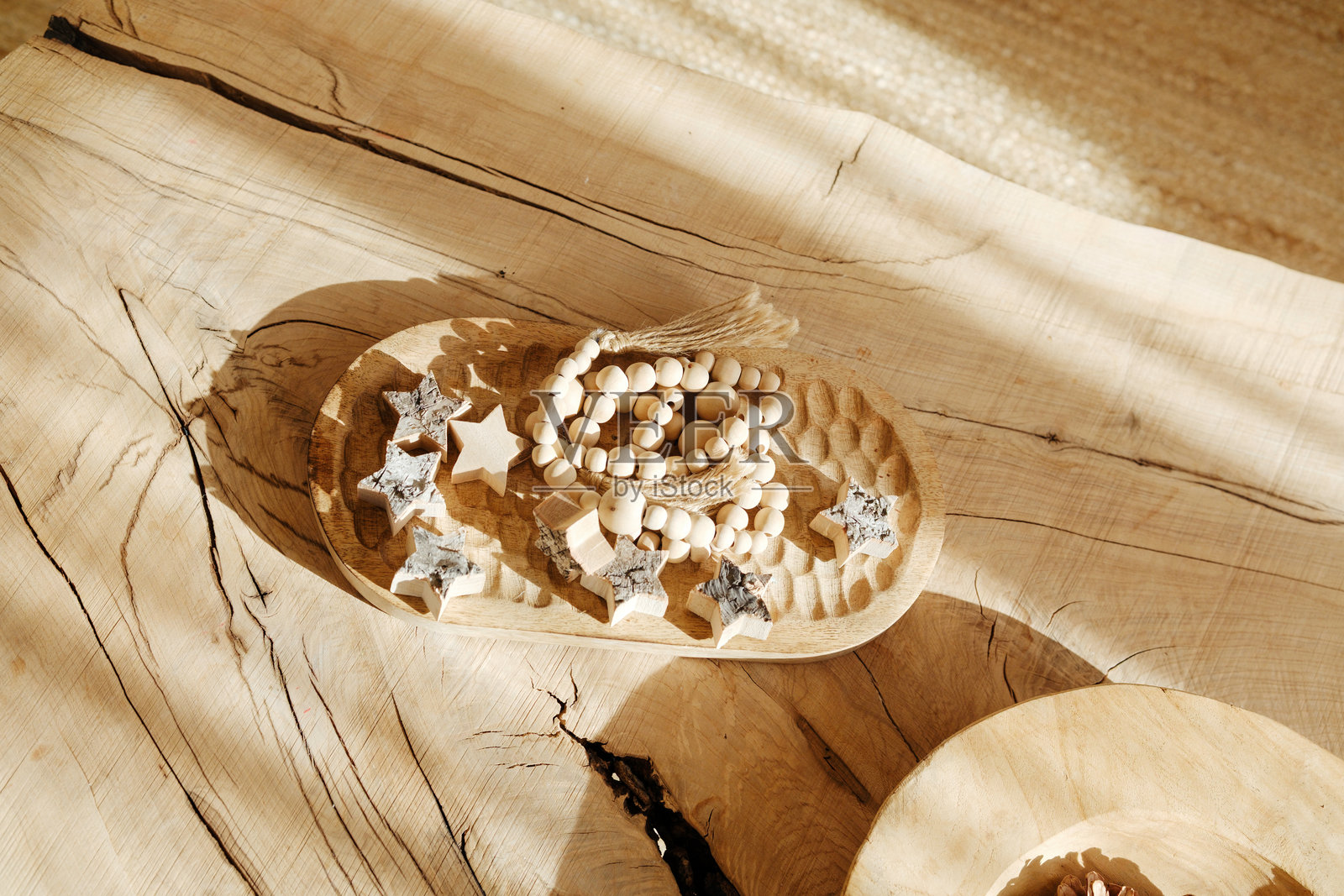 质感木质表面上的星形装饰品和串珠花环的木托盘照片摄影图片