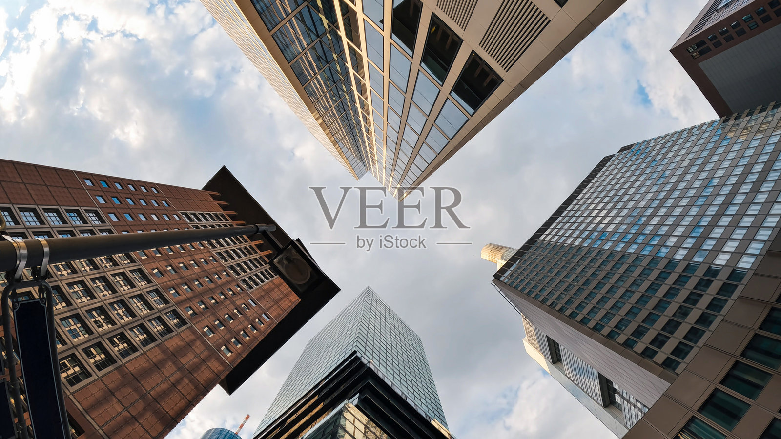 从地面仰望大都市的建筑照片摄影图片