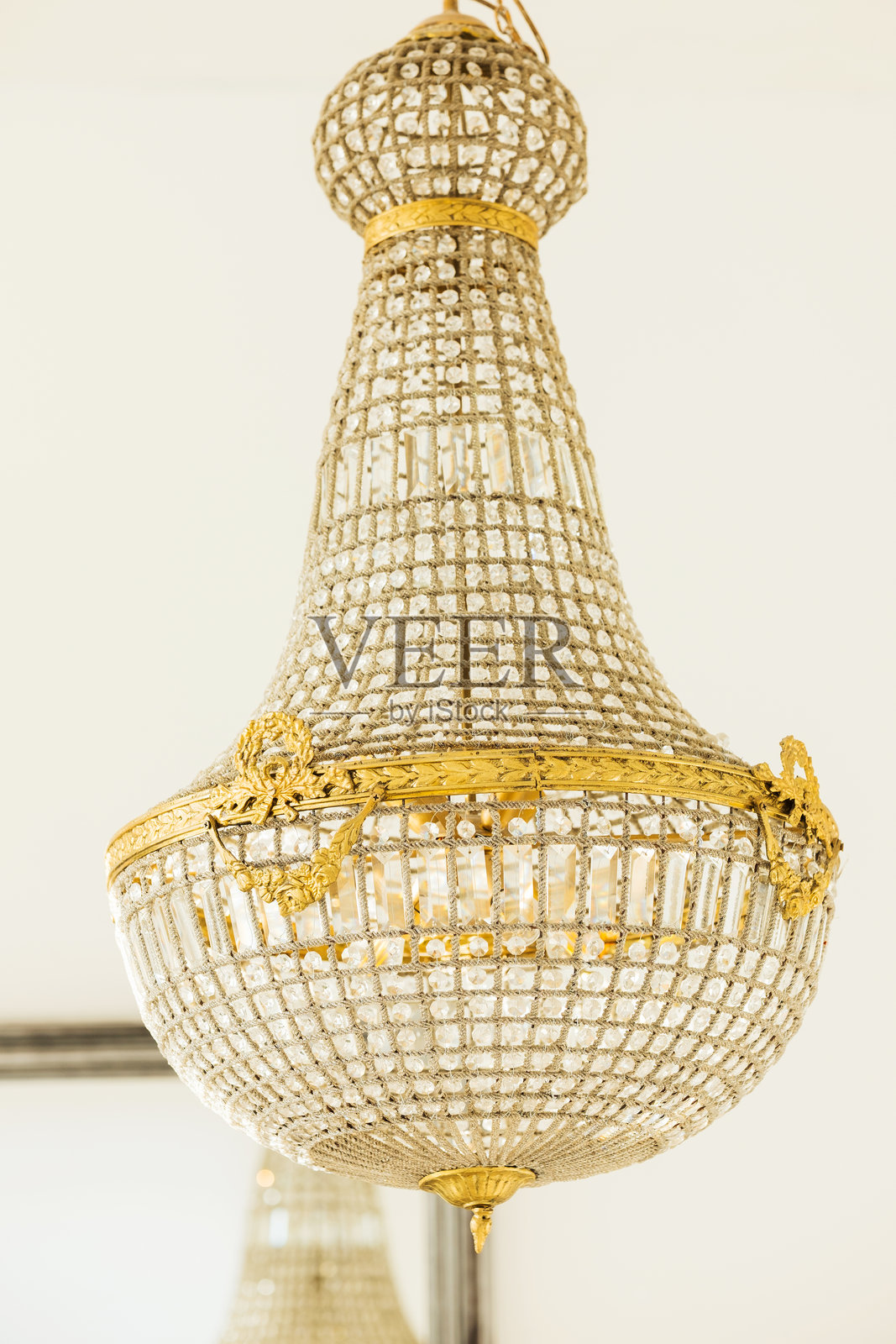 室内悬挂的优雅水晶吊灯，金色装饰点亮房间照片摄影图片