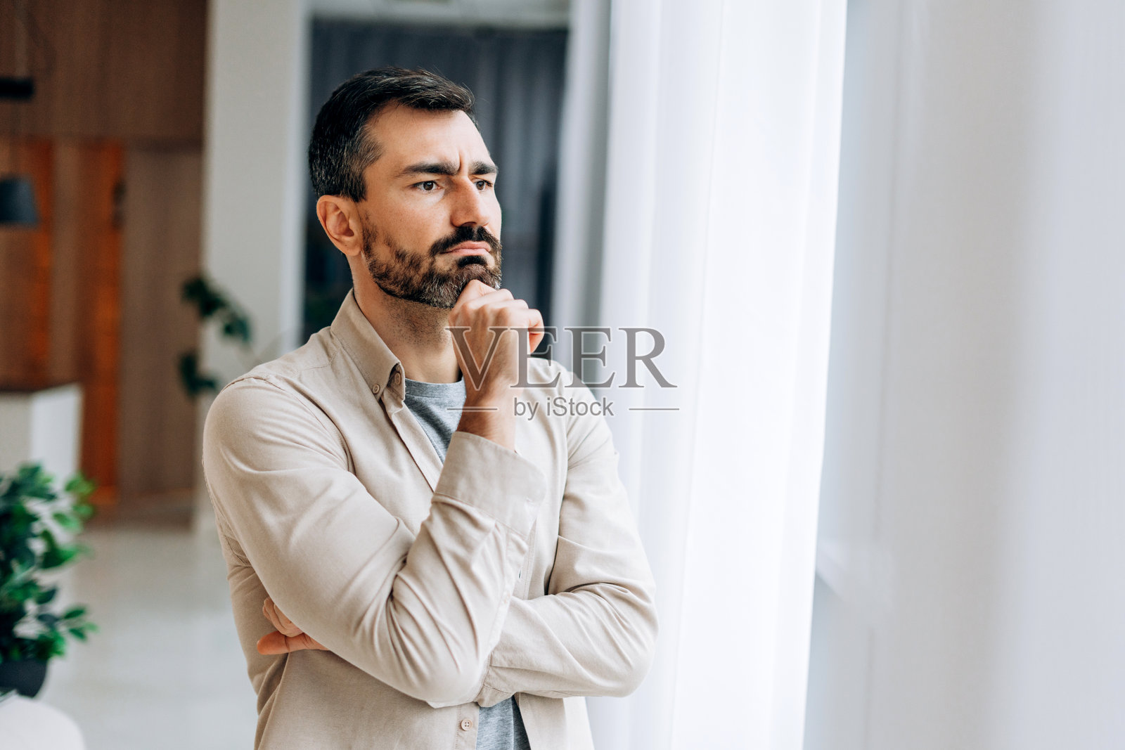 男人若有所思地望着窗外，眺望未来照片摄影图片