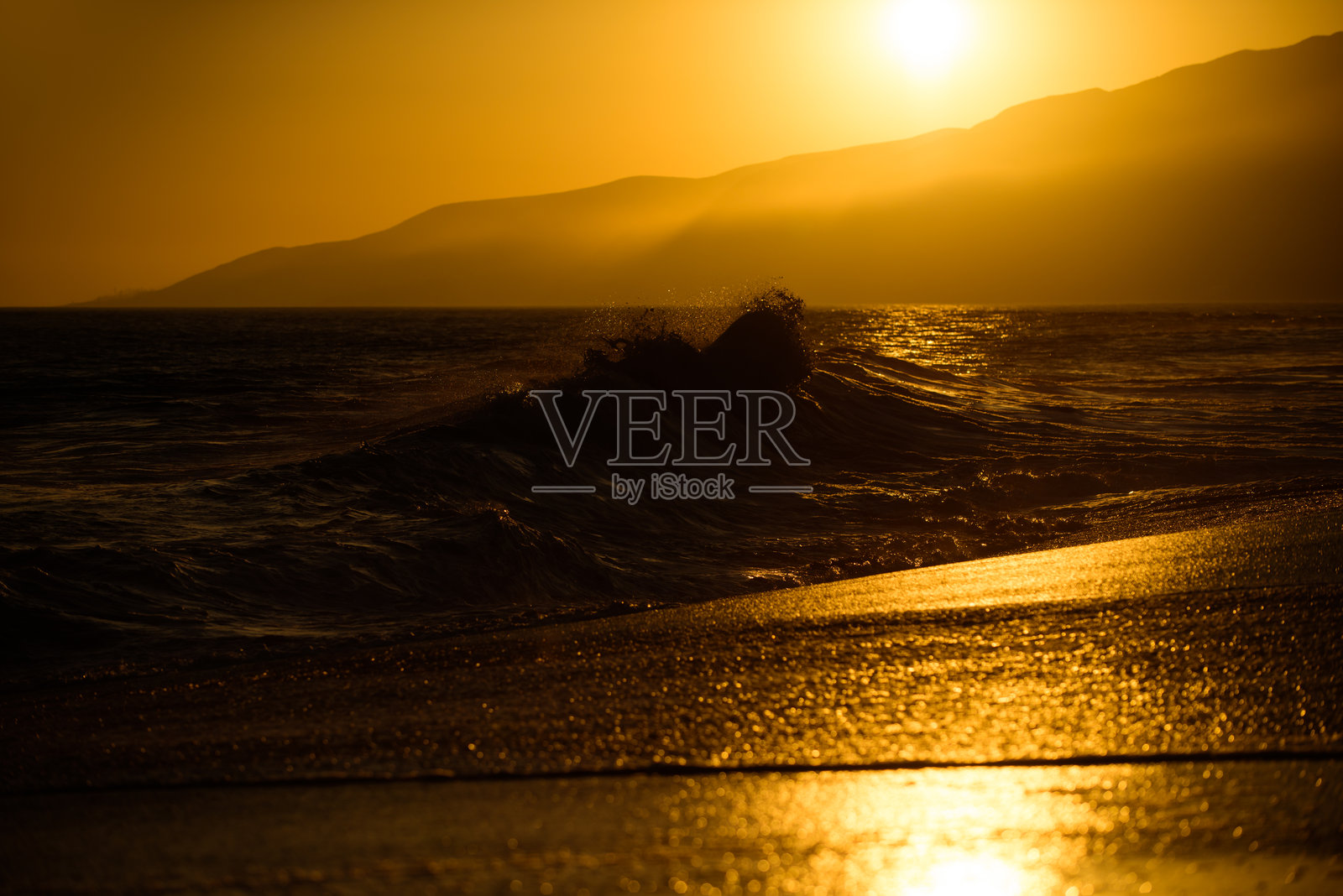 金色天空与海水。日出海景。自然风光。海上美丽的云景，日出拍摄。照片摄影图片