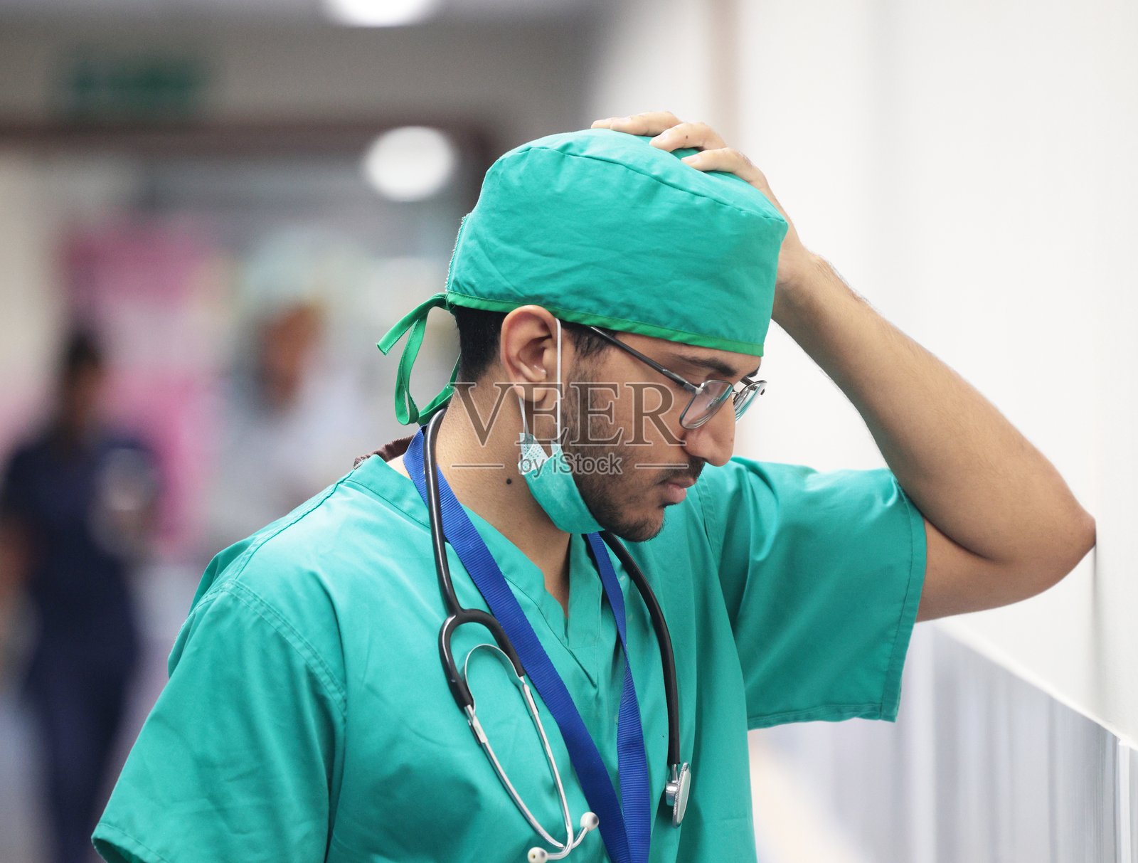 沮丧的医生/外科医生在医院照片摄影图片