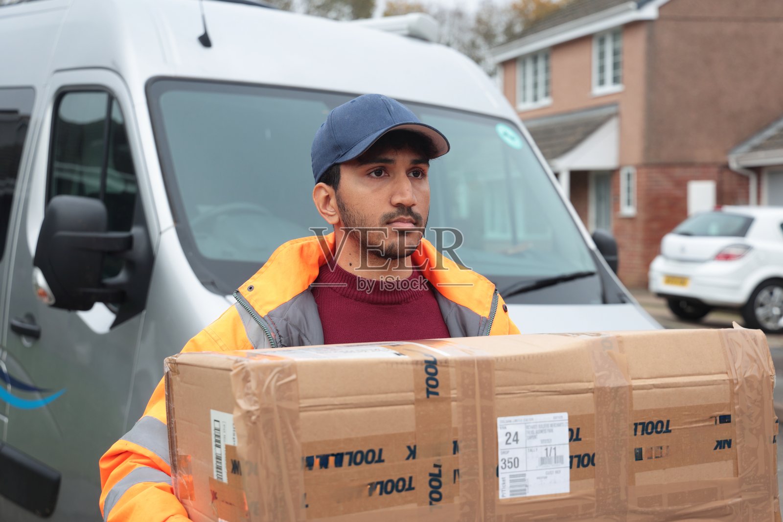 送货员拿着箱子照片摄影图片