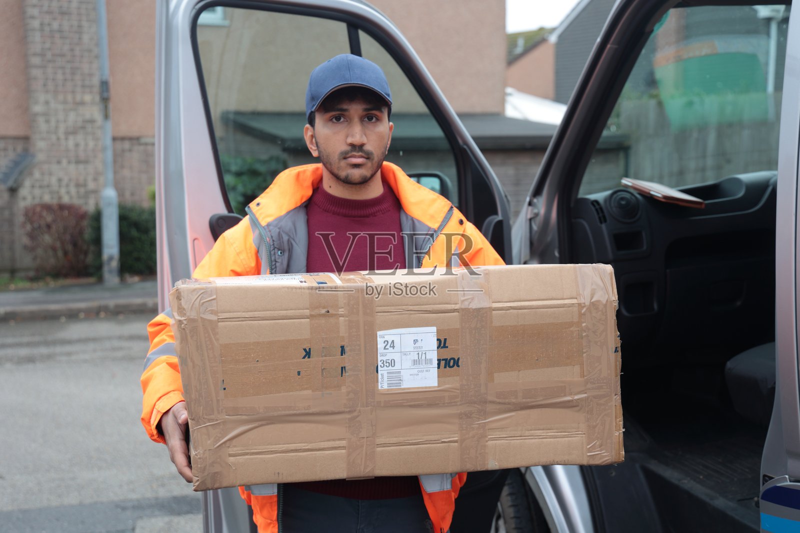 送货员拿着箱子照片摄影图片