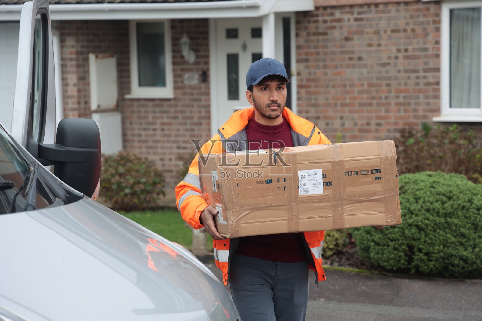 送货员拿着箱子照片摄影图片