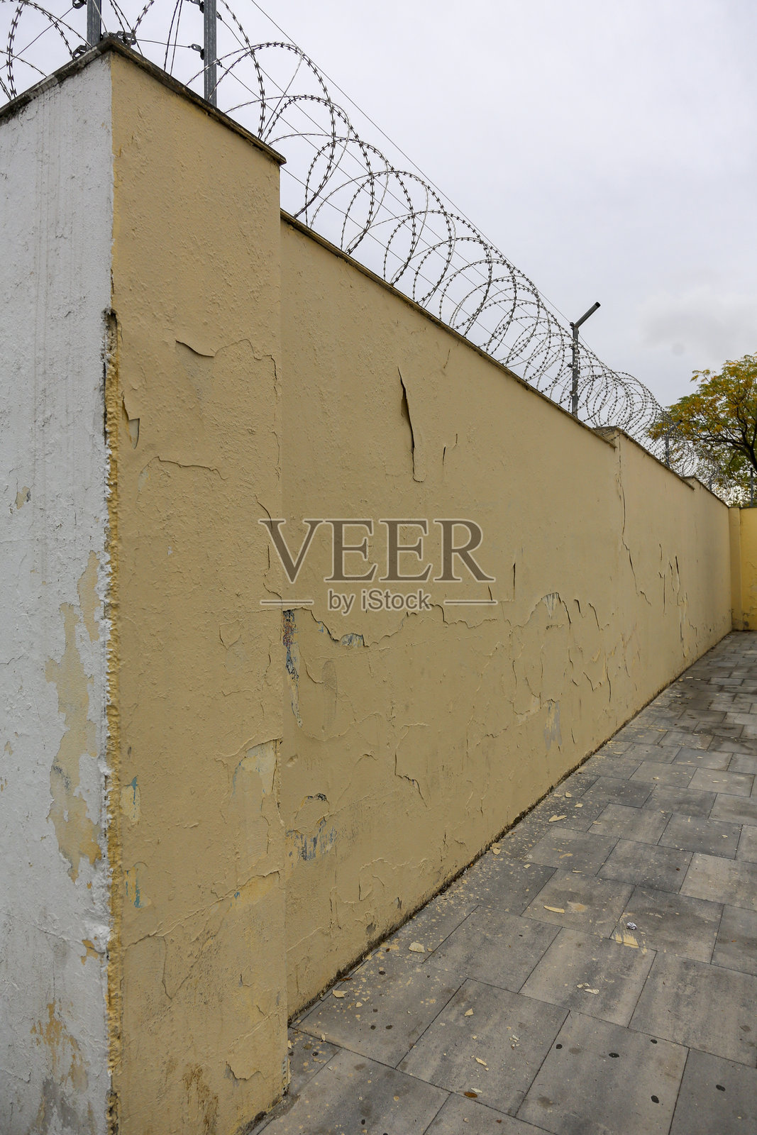 部分破败建筑中，带有剥落旧漆的砖墙纹理照片摄影图片