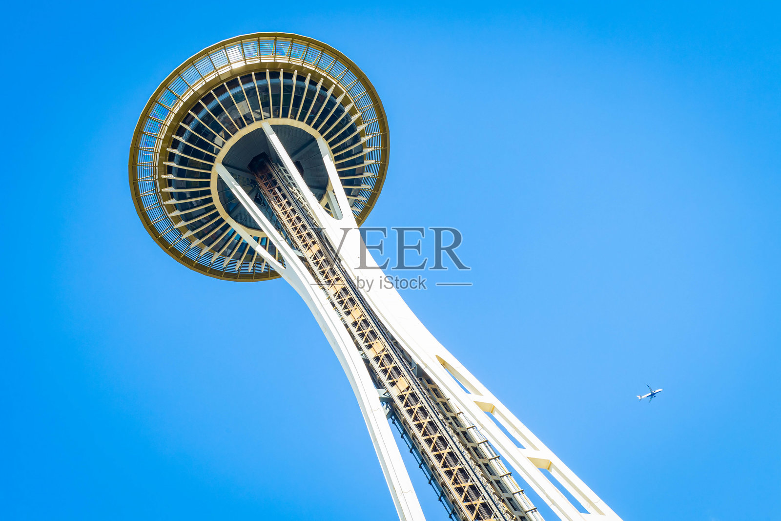 从下方仰望著名的西雅图太空针塔照片摄影图片