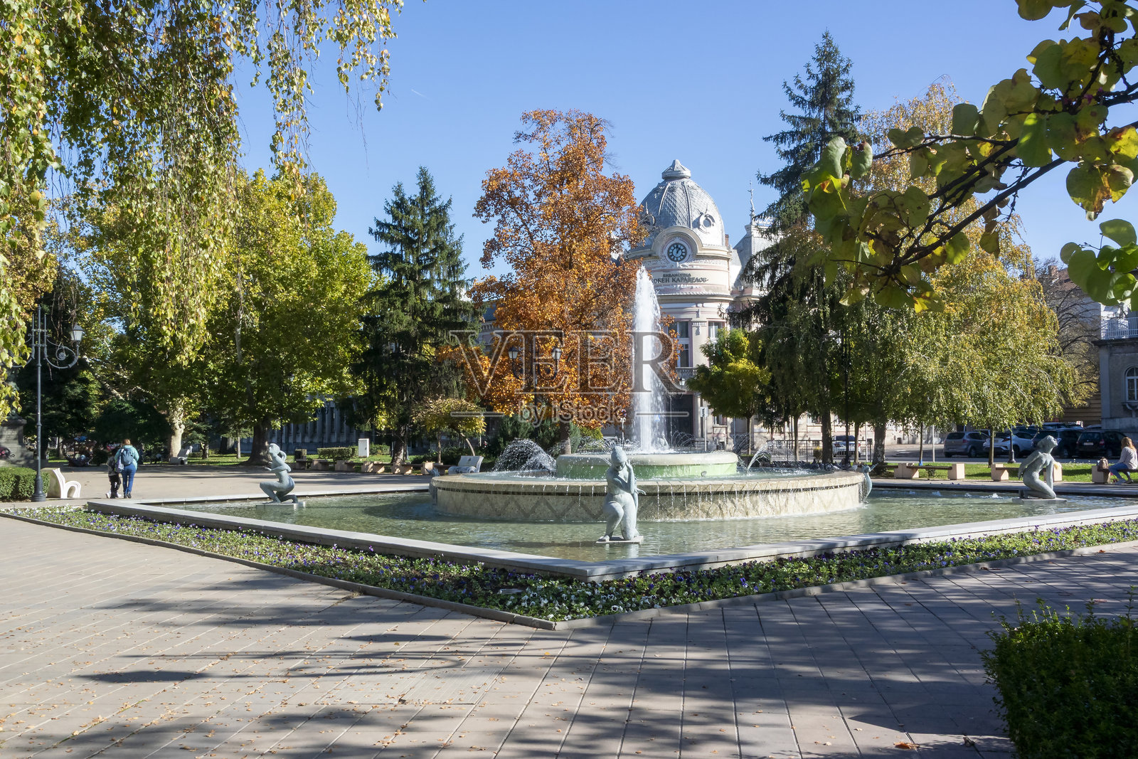 保加利亚鲁塞市的公共公园，有喷泉和市图书馆建筑。照片摄影图片