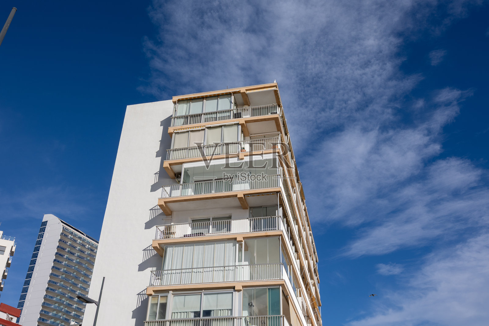 卡尔佩的现代住宅楼正面，背景为蓝天照片摄影图片