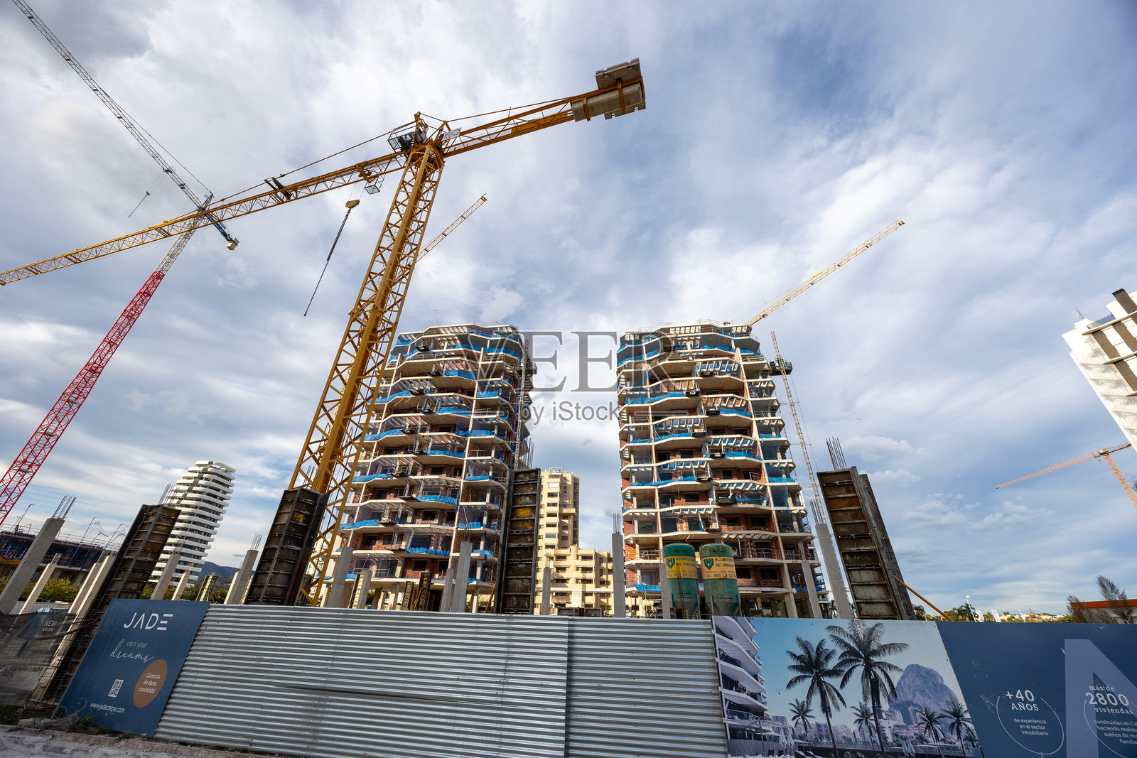 塔式起重机正在建造高层住宅楼照片摄影图片