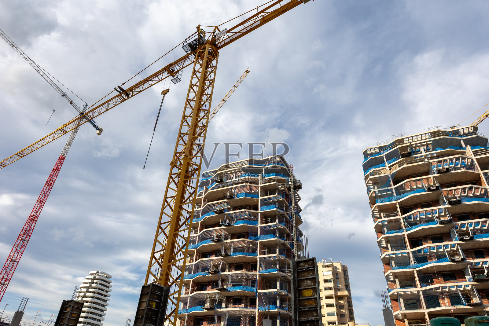 建筑起重机正在建造新的城市高层公寓照片摄影图片