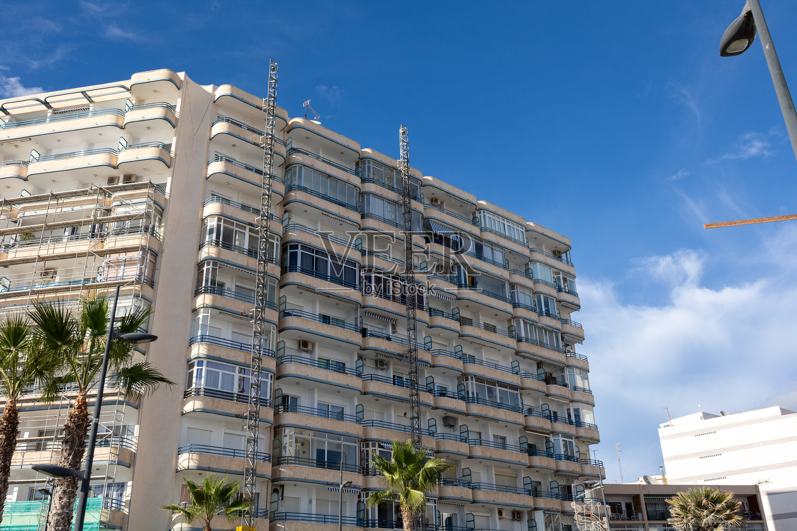 加尔佩公寓楼外立面,带有阳台和棕榈树照片摄影图片