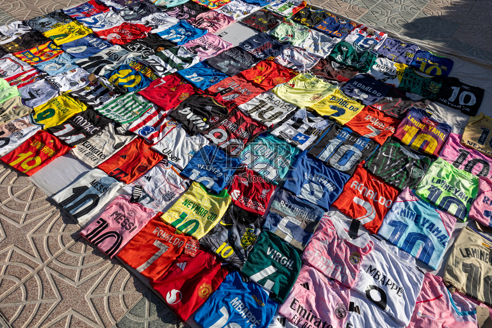 西班牙卡尔佩户外市场摊位展示的众多足球球衣照片摄影图片